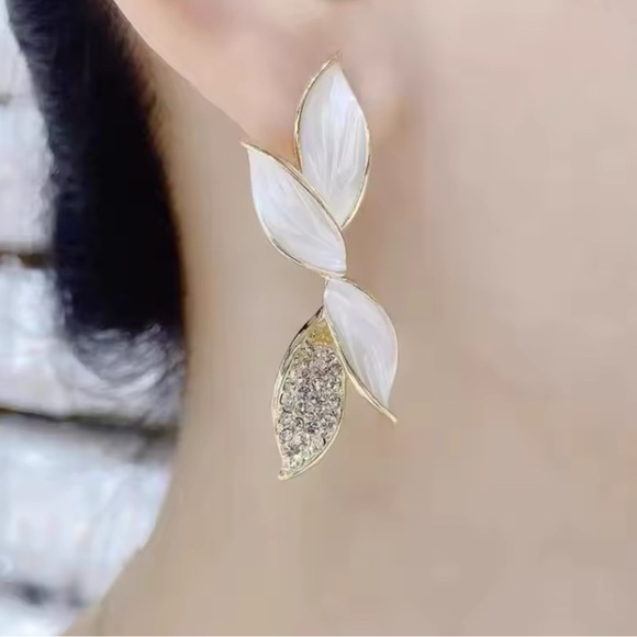 ⚜️ Elegant Gold and White Leaf Earrings - Picture 2 of 2